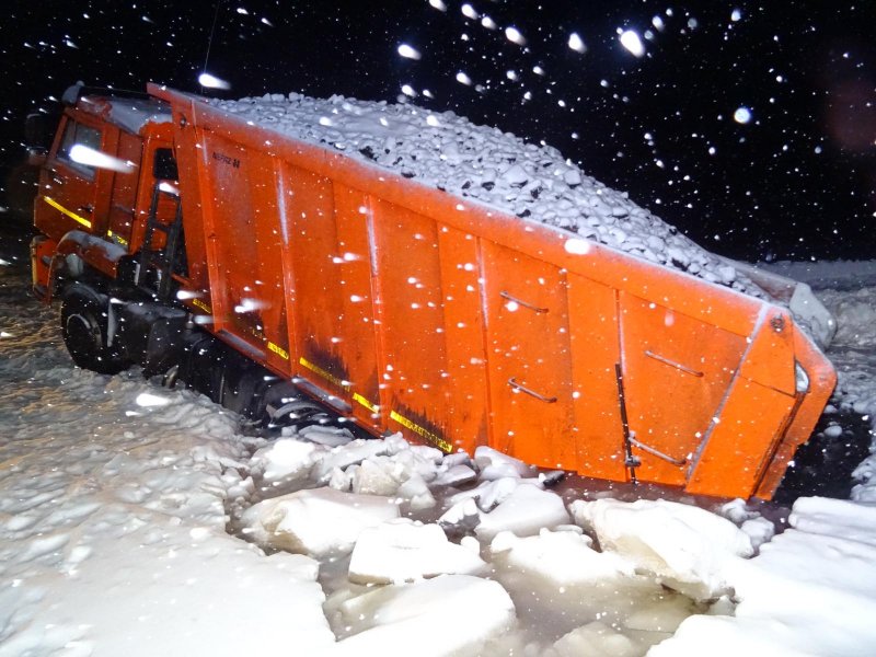На ледовой переправе в Мезенском районе под лед провалился «КАМАЗ»